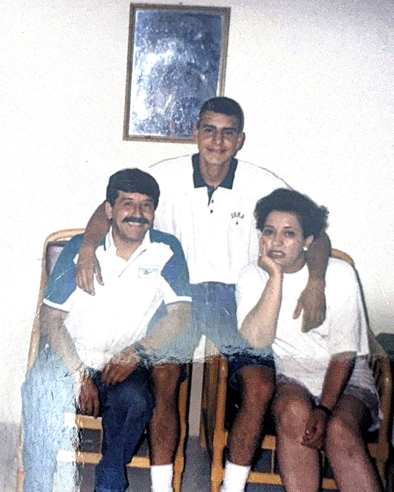Galo Falconí de niño junto a sus padres
