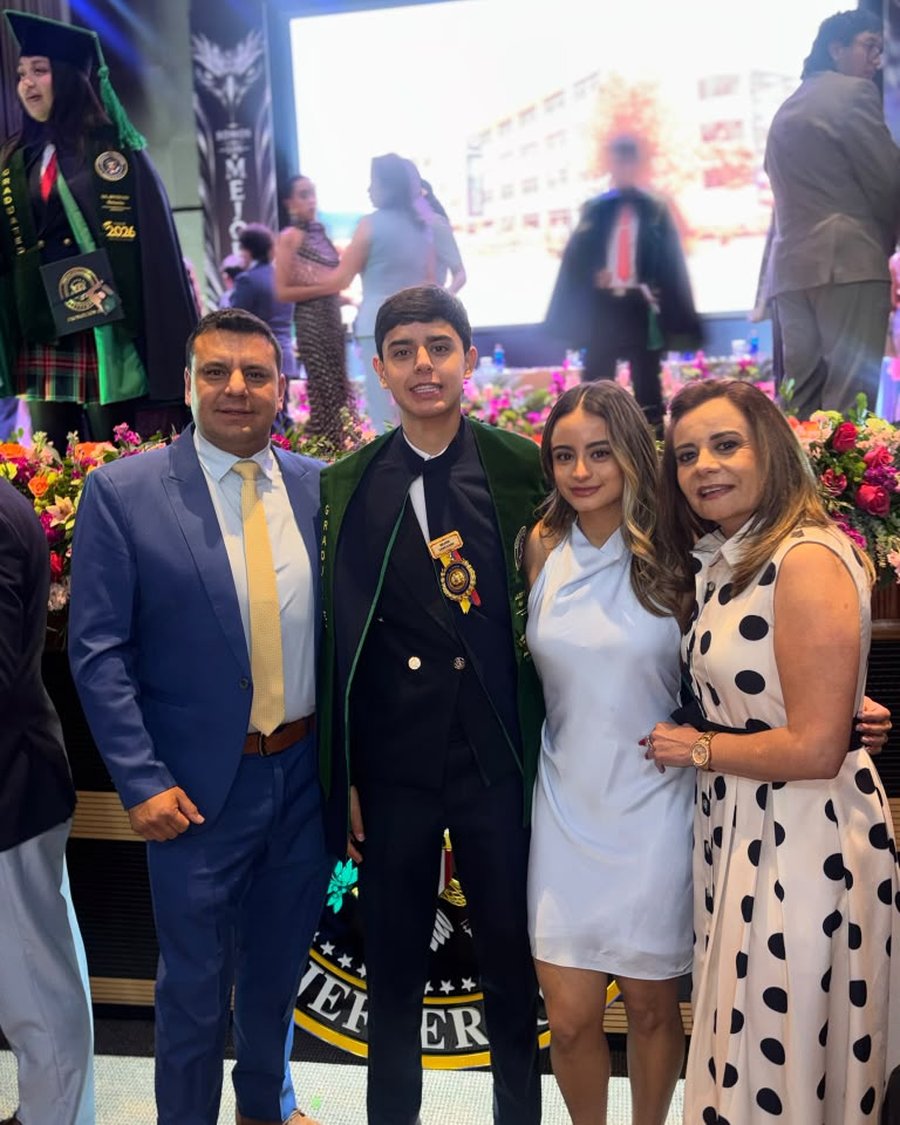 Familia Falconí en la graduación de Martín