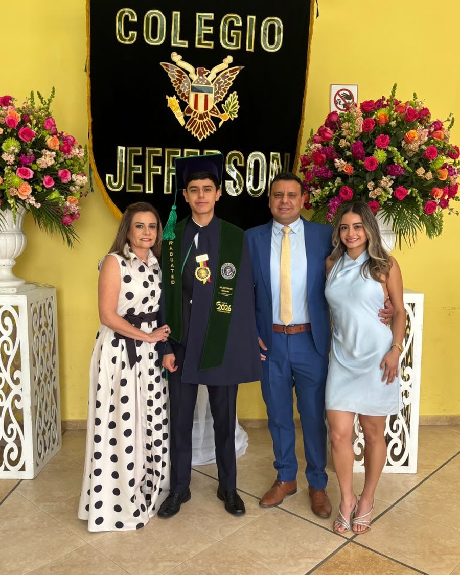 Familia Falconí en la graduación de Martín