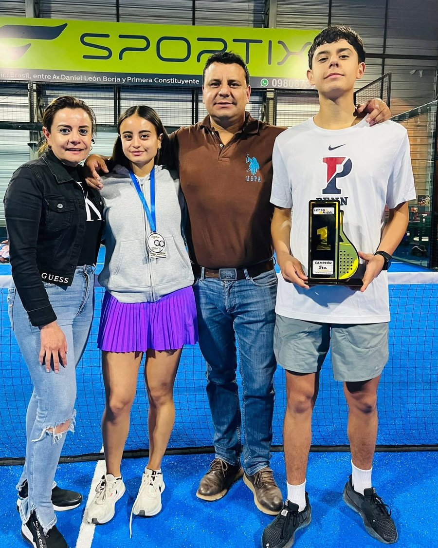 Galo Falconí junto a su familia en un torneo de pádel
