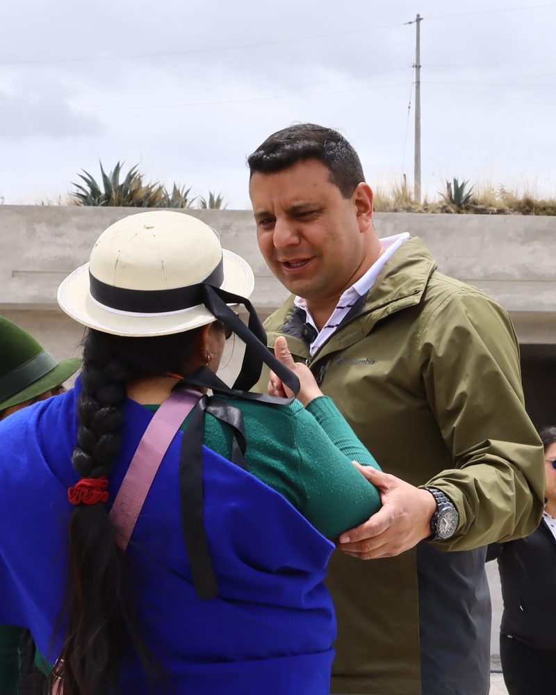 Galo Falconí en recorrido de campaña