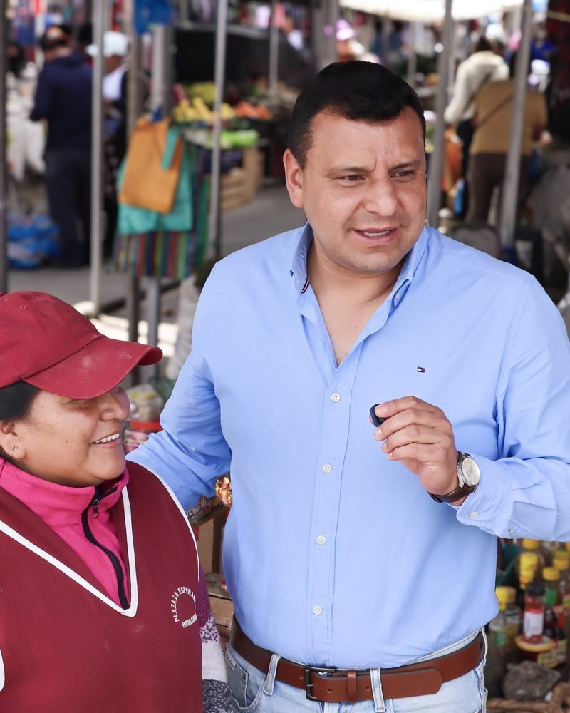 Galo Falconí en recorrido de campaña
