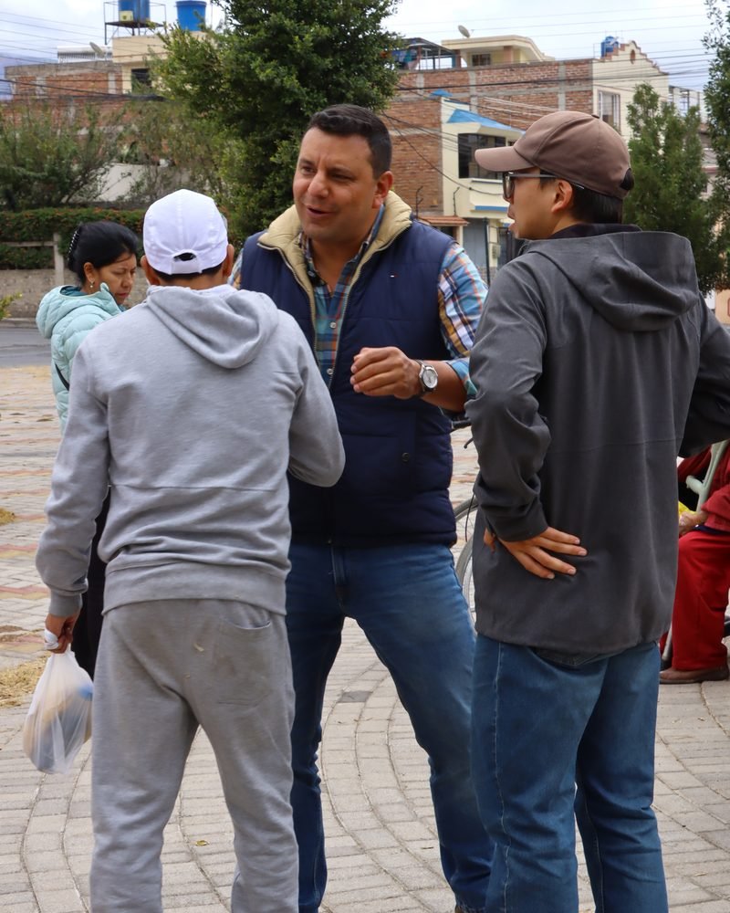 Galo Falconí en recorrido de campaña