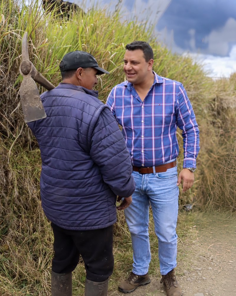 Galo Falconí en recorrido de campaña