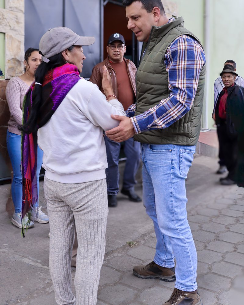 Galo Falconí en recorrido de campaña