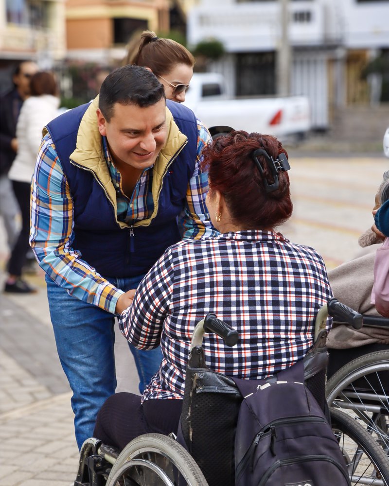 Galo Falconí en recorrido de campaña